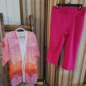 Capri with stretchy waist in a vibrant fuchsia color. Size 10